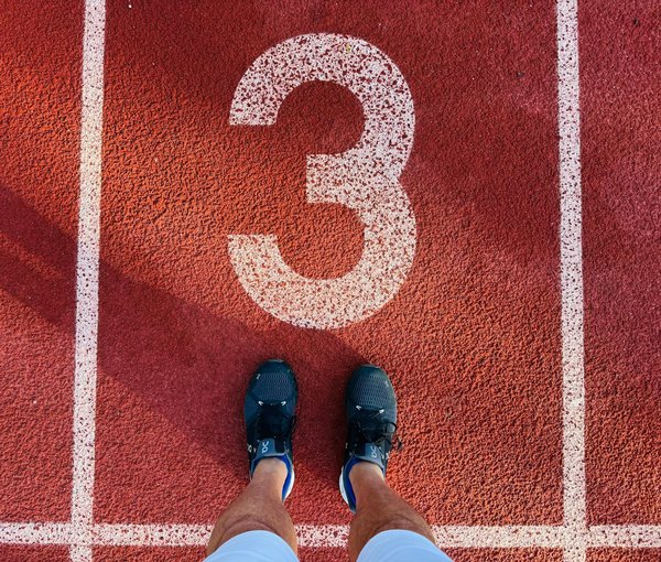 What dietary recommendations can optimize endurance for UK long-distance swimmers?