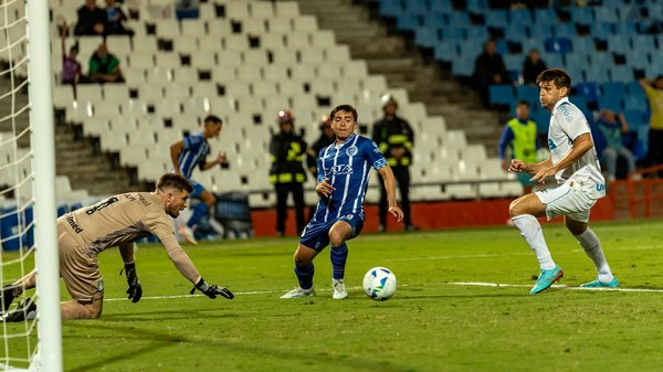 What detailed nutrition plan should a UK basketball center follow to enhance game-time endurance?