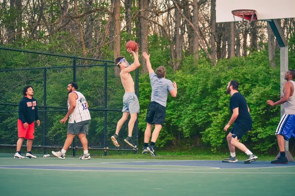 How can UK basketball players utilize resistance bands to improve in-game stamina?